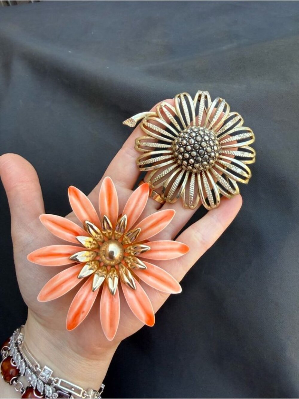Set of 2 Sarah Coventry Large Flower Brooches - Picture 2 of 8